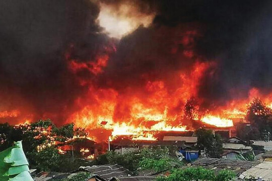 রোহিঙ্গা ক্যাম্পে আগুনে অর্ধশতাধিক আহত