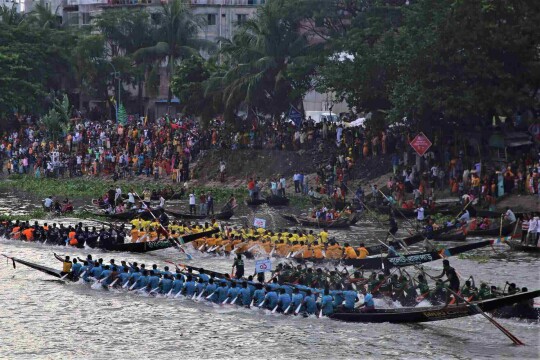 নৌকা বাইচে জেগে উঠেছিল বুড়িগঙ্গার দুই তীর