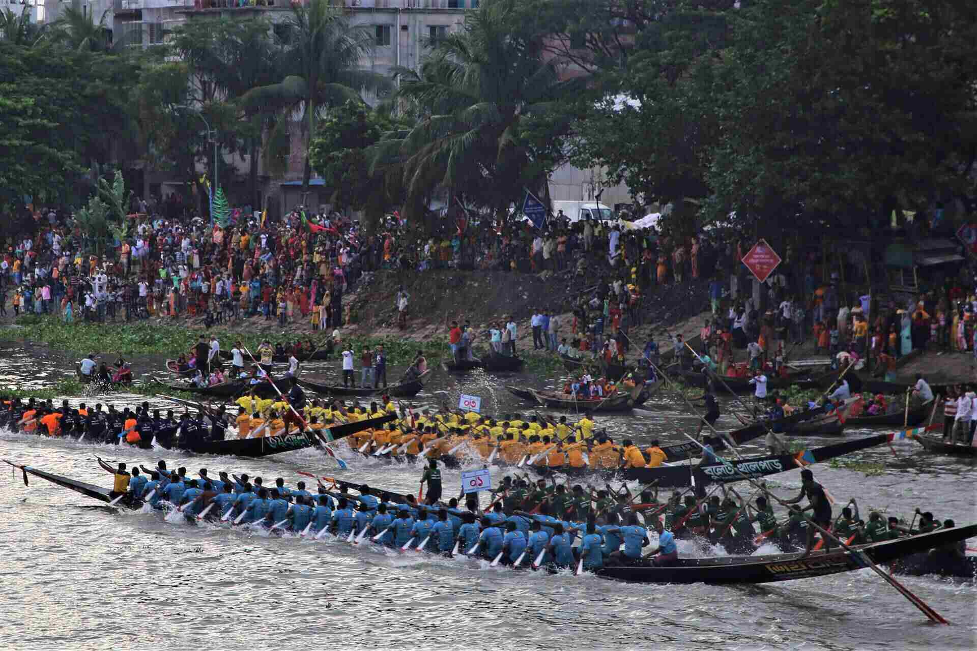 নৌকা বাইচে জেগে উঠেছিল বুড়িগঙ্গার দুই তীর