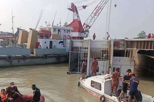 পাটুরিয়ায় ফেরি উদ্ধারে বেসরকারি ডুবুরি দল