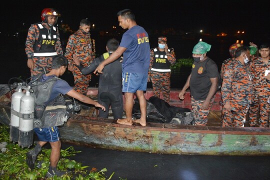 শতাধিক যাত্রী নিয়ে শীতলক্ষ্যায় ডুবে গেছে লঞ্চ, ৫ মরদেহ উদ্ধার