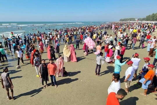 কক্সবাজার-কুয়াকাটা: তিল ধারণের ঠাঁই নেই হোটেল-মোটেলে