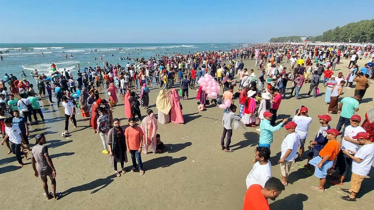 কক্সবাজার-কুয়াকাটা: তিল ধারণের ঠাঁই নেই হোটেল-মোটেলে