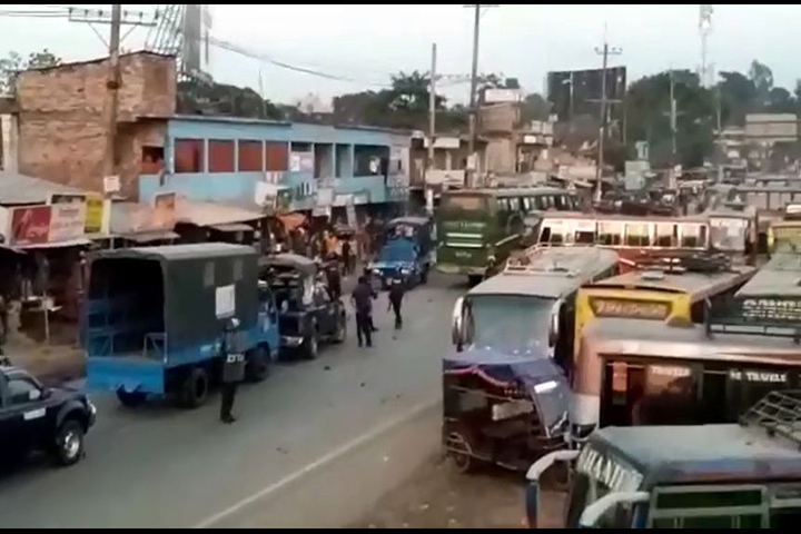 নওগাঁয় পরিবহন শ্রমিক-পুলিশ সংঘর্ষ, বাস চলাচল বন্ধ