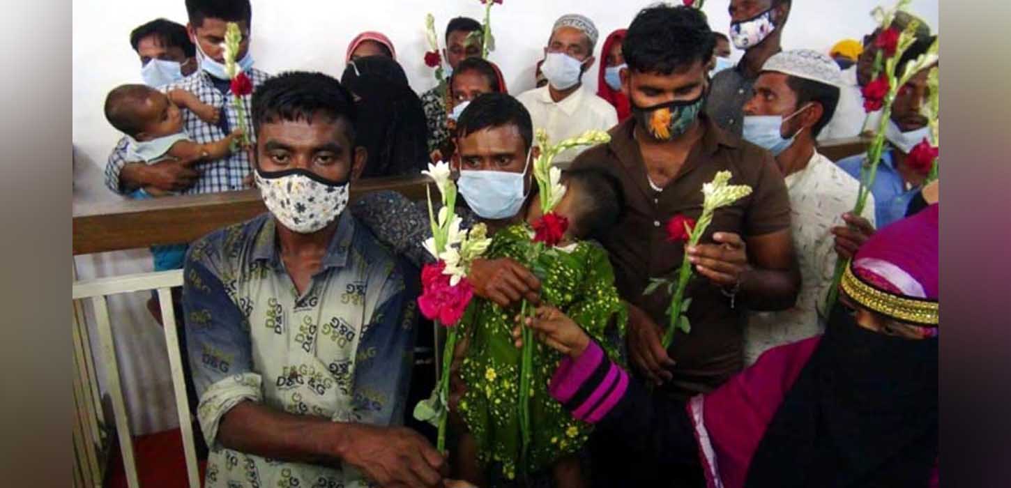 সাজার বদলে আসামিদের ফুল দিলেন আদালত!