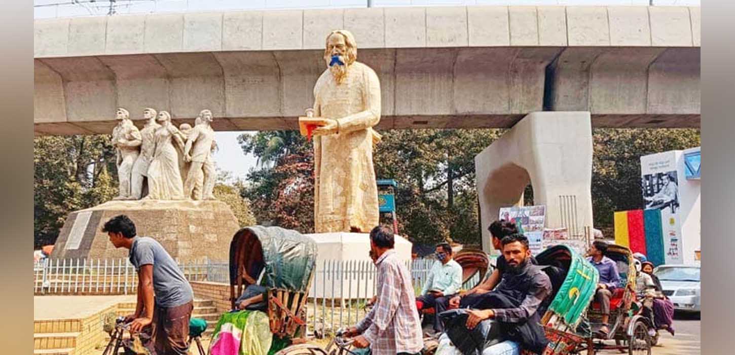 টিএসসি থেকে উধাও মুখে টেপ আর রক্তাক্ত গীতাঞ্জলী হাতে ‘রবীন্দ্রনাথ’