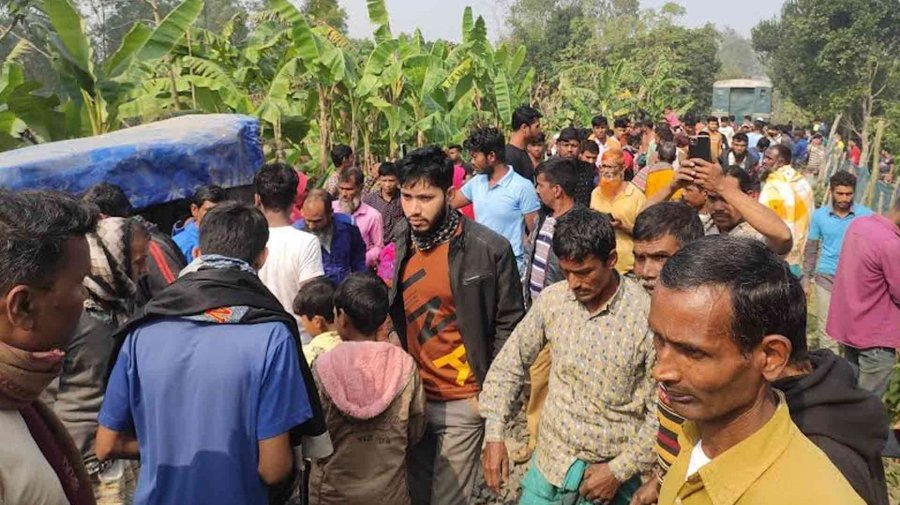 ট্রেনের ধাক্কায় অটোরিকশার তিন যাত্রীর মৃত্যু, আহত ছয়