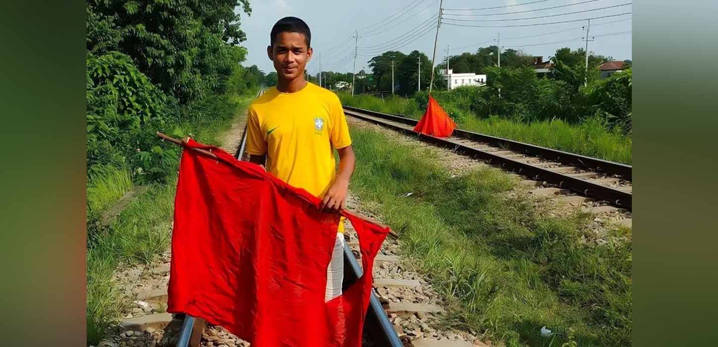 চাচির লাল কাপড়েই যুবক বাঁচাল ট্রেনের যাত্রীদের প্রাণ!