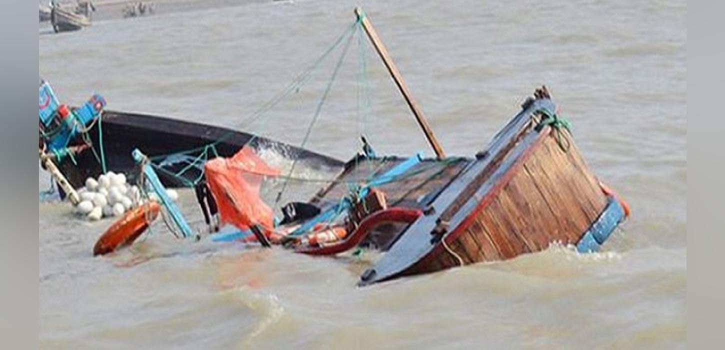 বঙ্গোপসাগরে  ডুবে যাওয়া ট্রলারের ২২ জেলেকে জীবিত উদ্ধার