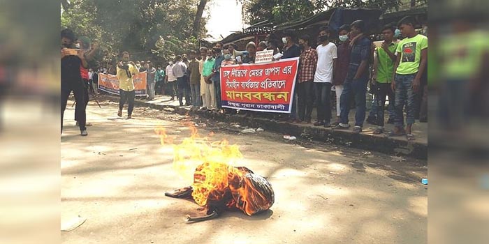 প্রেসক্লাবের সামনে মেয়র তাপসের কুশপুত্তলিকা দাহ