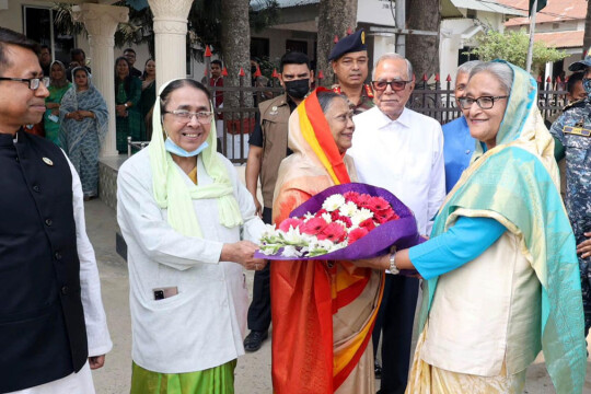 রাষ্ট্রপ্রধানের বাড়িতে সরকারপ্রধান, যেসব খাবার খেলেন শেখ হাসিনা