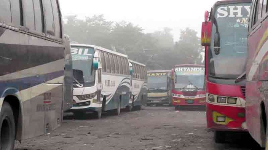 এবার রংপুরে শুরু হলো বাস ধর্মঘট, ভোগান্তিতে যাত্রীরা