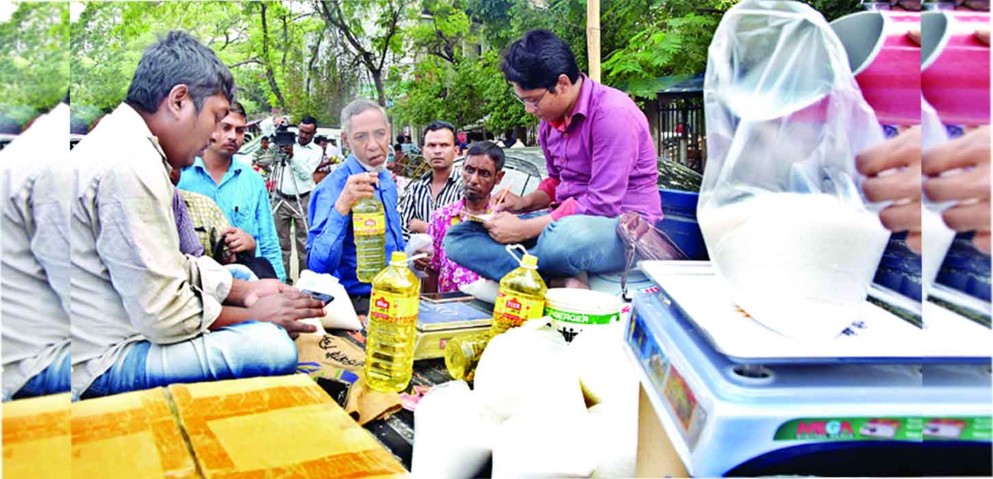 সয়াবিন তেলসহ পণ্য বিক্রির ঘোষণা দিয়ে হঠাৎ স্থগিতের বিজ্ঞপ্তি টিসিবি’র