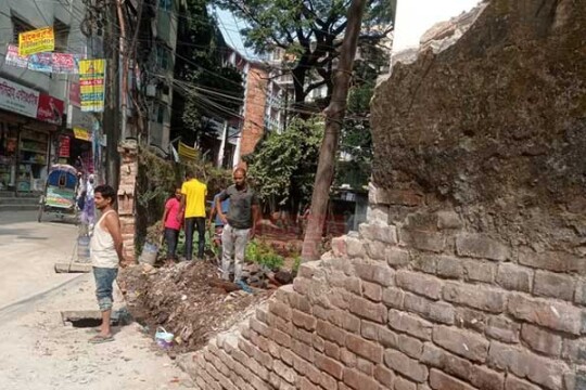 দেয়াল চাপায় শিশু মৃত্যুতে কোটি টাকা ক্ষতিপূরণ দাবি