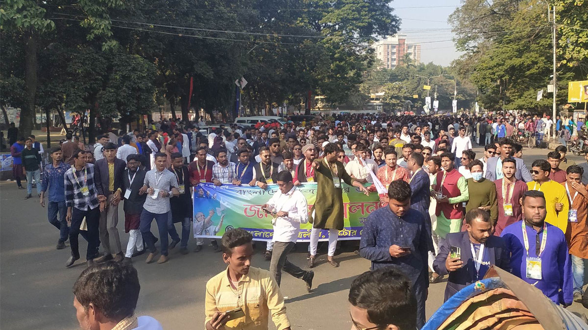 ছাত্রলীগের সম্মেলনে যোগ দিতে খণ্ড খণ্ড মিছিল নিয়ে সোহরাওয়ার্দীতে নেতাকর্মীরা