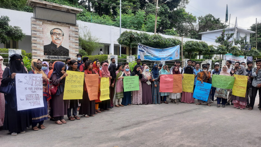 যৌন নিপীড়ন: চবি শিক্ষার্থীদের ক্লাস বর্জন, মানববন্ধন