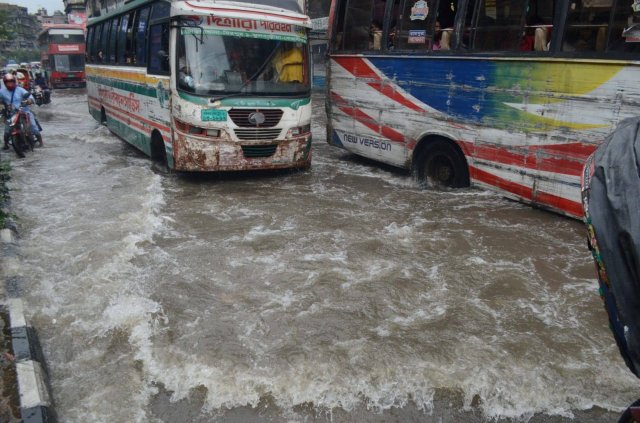 ঢাকা কলেজের সঙ্গে সংহতি জানিয়ে আইডিয়ালের ছাত্রদের বিক্ষোভ