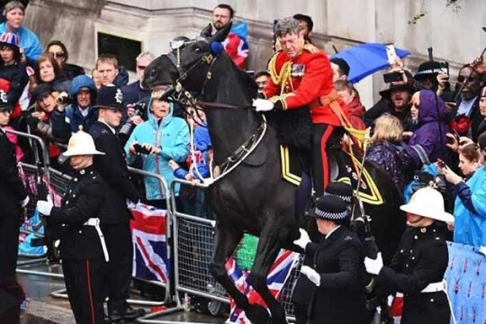 রাজা তৃতীয় চার্লসের অভিষেকে বেঁকে বসল ঘোড়া! ভিডিও ভাইরাল