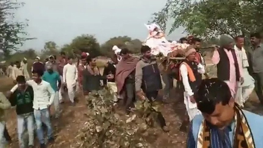 বানরের অন্ত্যোষ্টিক্রিয়ায় হাজির দেড় হাজারেরও বেশি মানুষ