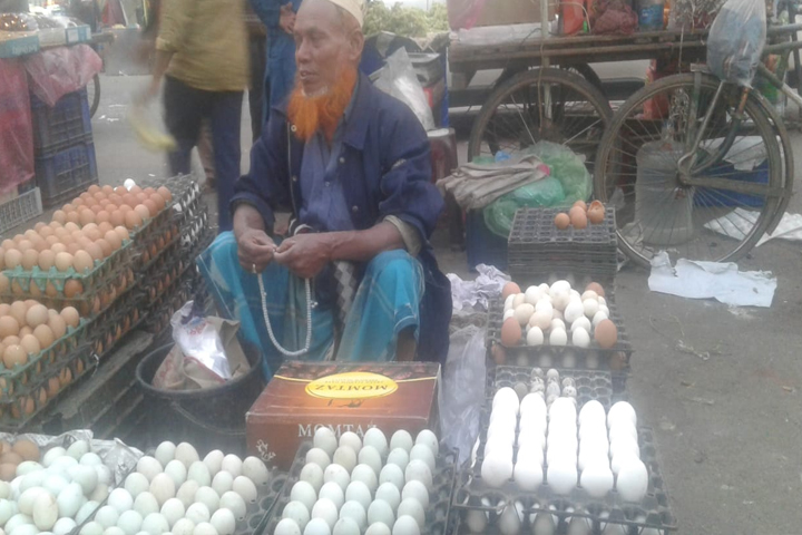 লাগাম ছেড়েছে ডিম, ডজনে বেড়েছে ৪০ টাকা