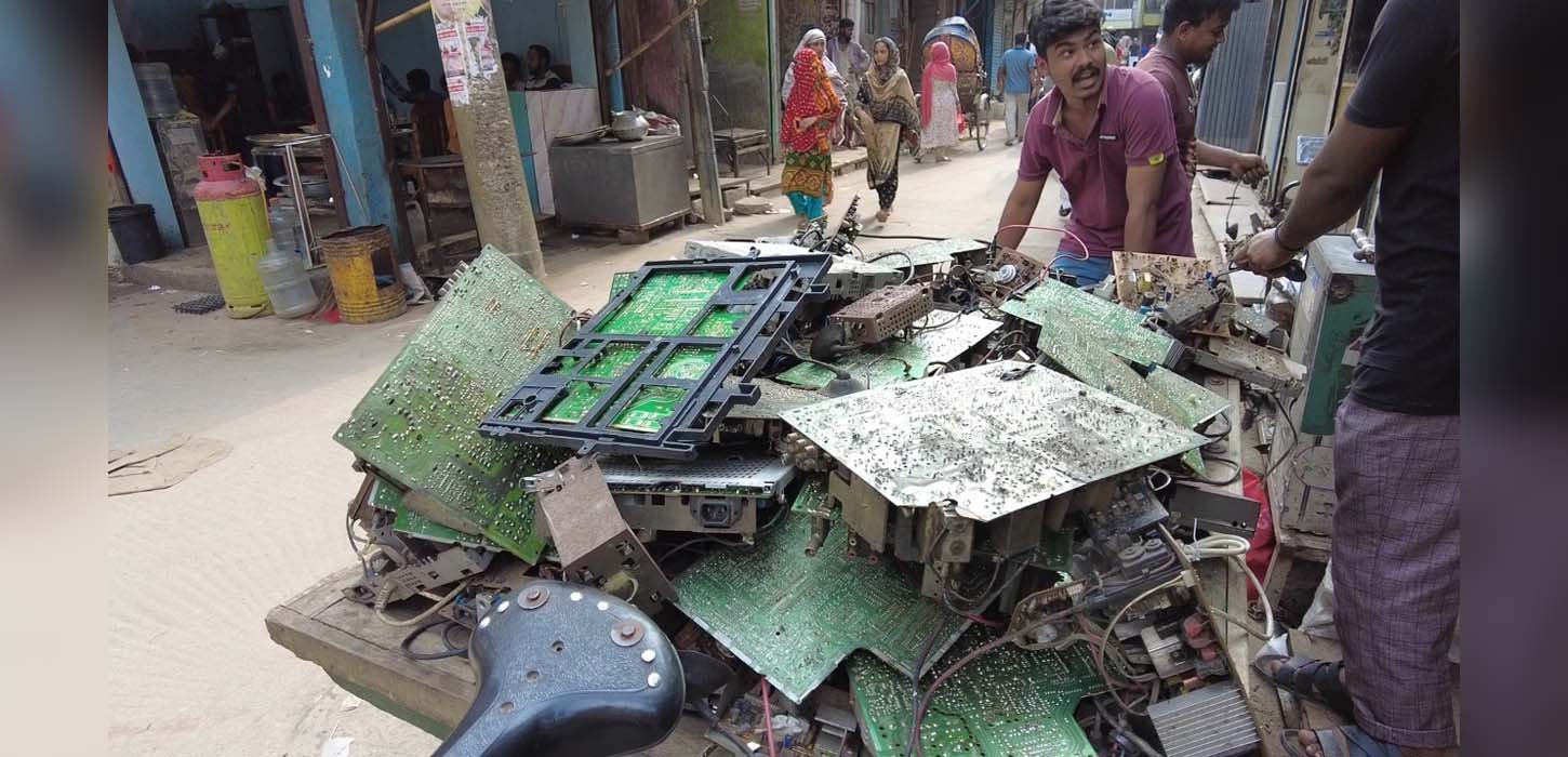 ই বর্জ্য : ঝুঁকিতে পরিবেশ ও স্বাস্থ্য