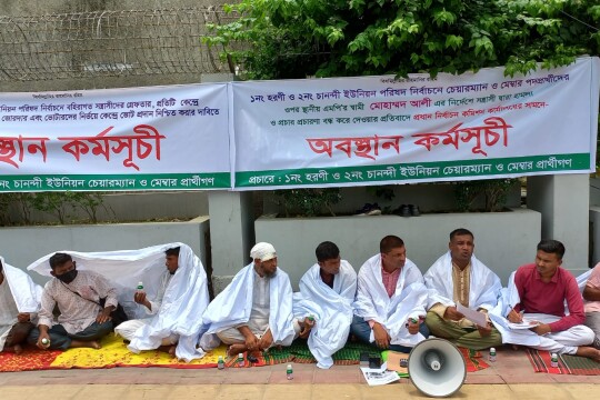 বিষের বোতল ও কাফনের কাপড়সহ ইসি গেটে প্রার্থীদের অবস্থান