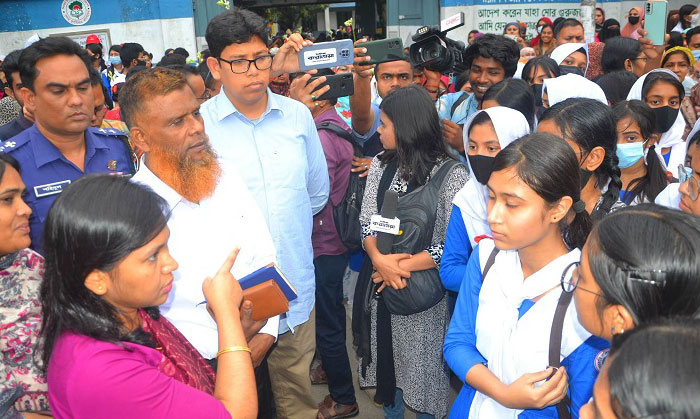 জজের মেয়ের শ্রেণিকক্ষ ঝাড়ু দিতে অস্বীকার, সহপাঠীদের সাথে বিতণ্ডায় অভিভাবক অপদস্ত