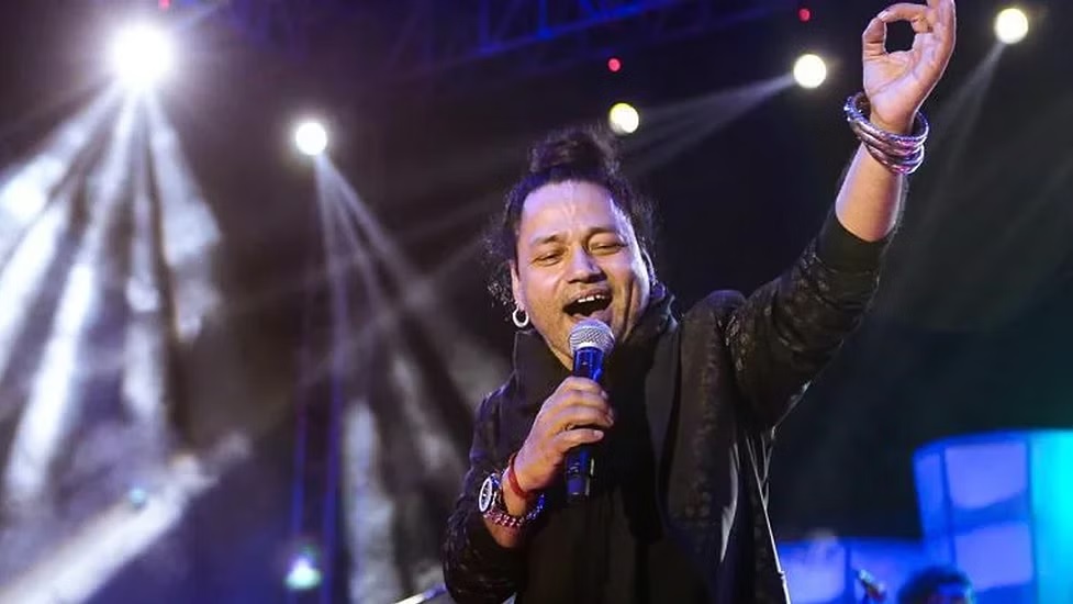কৈলাশ খেরের গানের মাঝেই বোতল ছুঁড়ে মারলো দর্শকরা