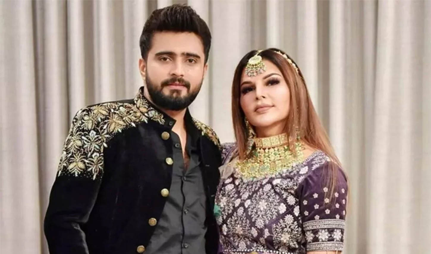 রাখি জানতেন আদিলের অনেক টাকা, এখন জানলেন সে পেশায় বাসচালক!