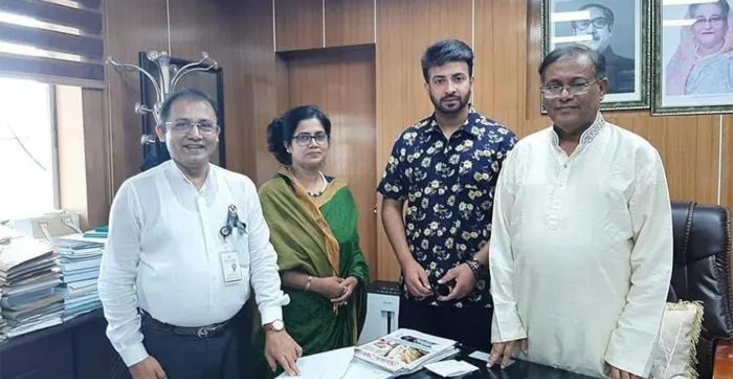 সরকারি অনুদানের চেক গ্রহণ করলেন শাকিব খান