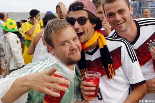 গ্যালারিতে বসে বিশ্বকাপ ফুটবল দেখার সময় মদপান করতে পারবেন না দর্শকেরা