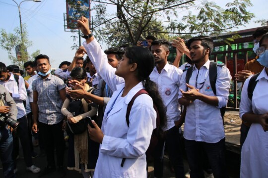 পরবর্তী কর্মসূচী দিয়ে মাঠ ছাড়ল শিক্ষার্থীরা