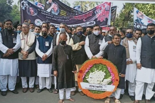 বিএনপিকে আগে শহীদ মিনারে যেতে দিল আওয়ামী লীগ