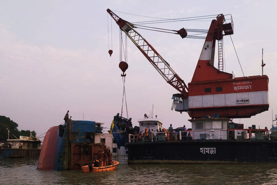 পানি ঢুকায় ফেরি উদ্ধারে বিলম্ব হবে