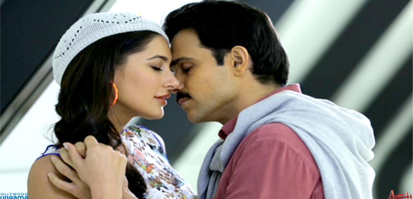 ‘কাট’ বলার পরও চুম্বনরত নায়ককে ছাড়েনি নায়িকা!