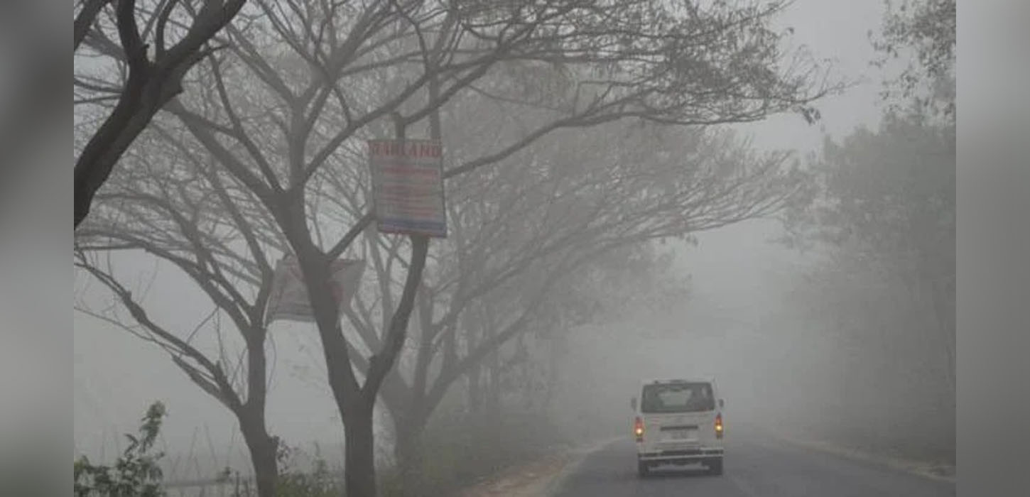 উত্তরে ঘন কূয়াশায় হেডলাইট জ্বেলে চলছে যান