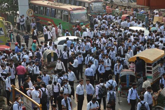 ৪৮ ঘন্টার আল্টিমেটাম দিয়ে সায়েন্সল্যাব ছাড়ল শিক্ষার্থীরা