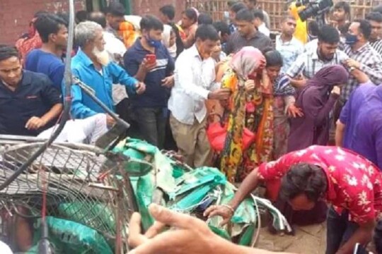 বাস, ট্রেন ও অটোরিকশার ত্রিমুখী সংঘর্ষে নিহত ৩