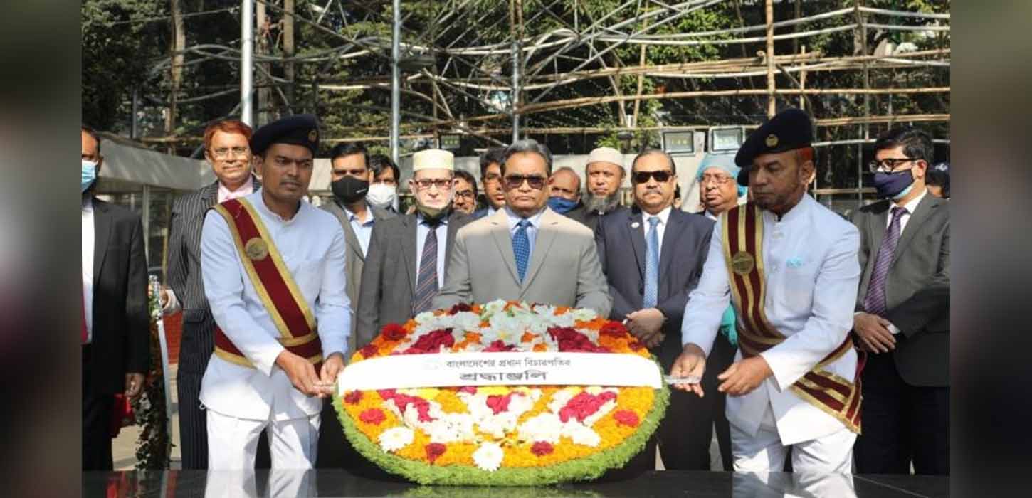 বঙ্গবন্ধুর প্রতিকৃতিতে প্রধান বিচারপতির শ্রদ্ধা