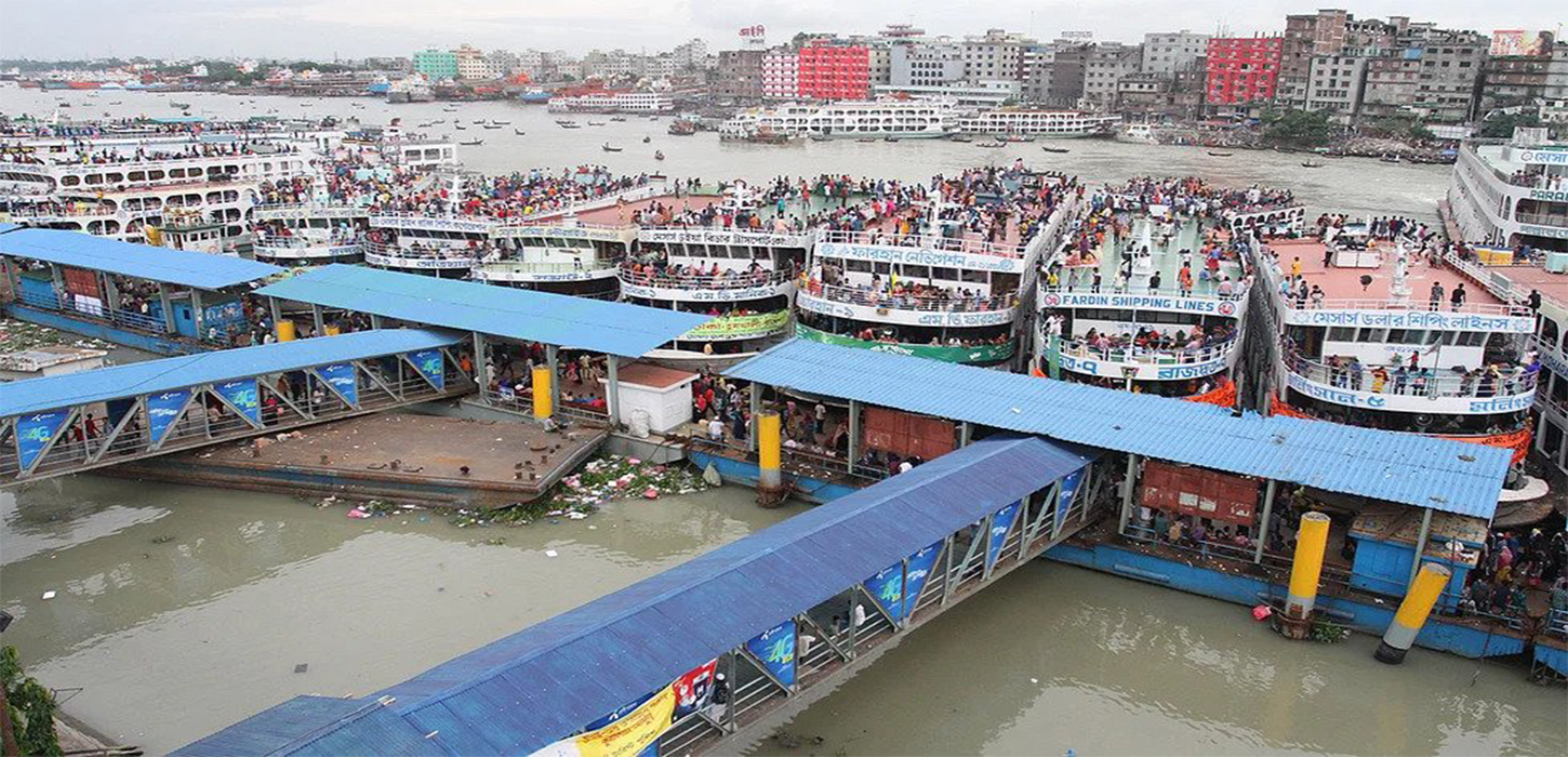 সদরঘাটে দক্ষিণাঞ্চল থেকে ফেরা যাত্রীদের ভিড়