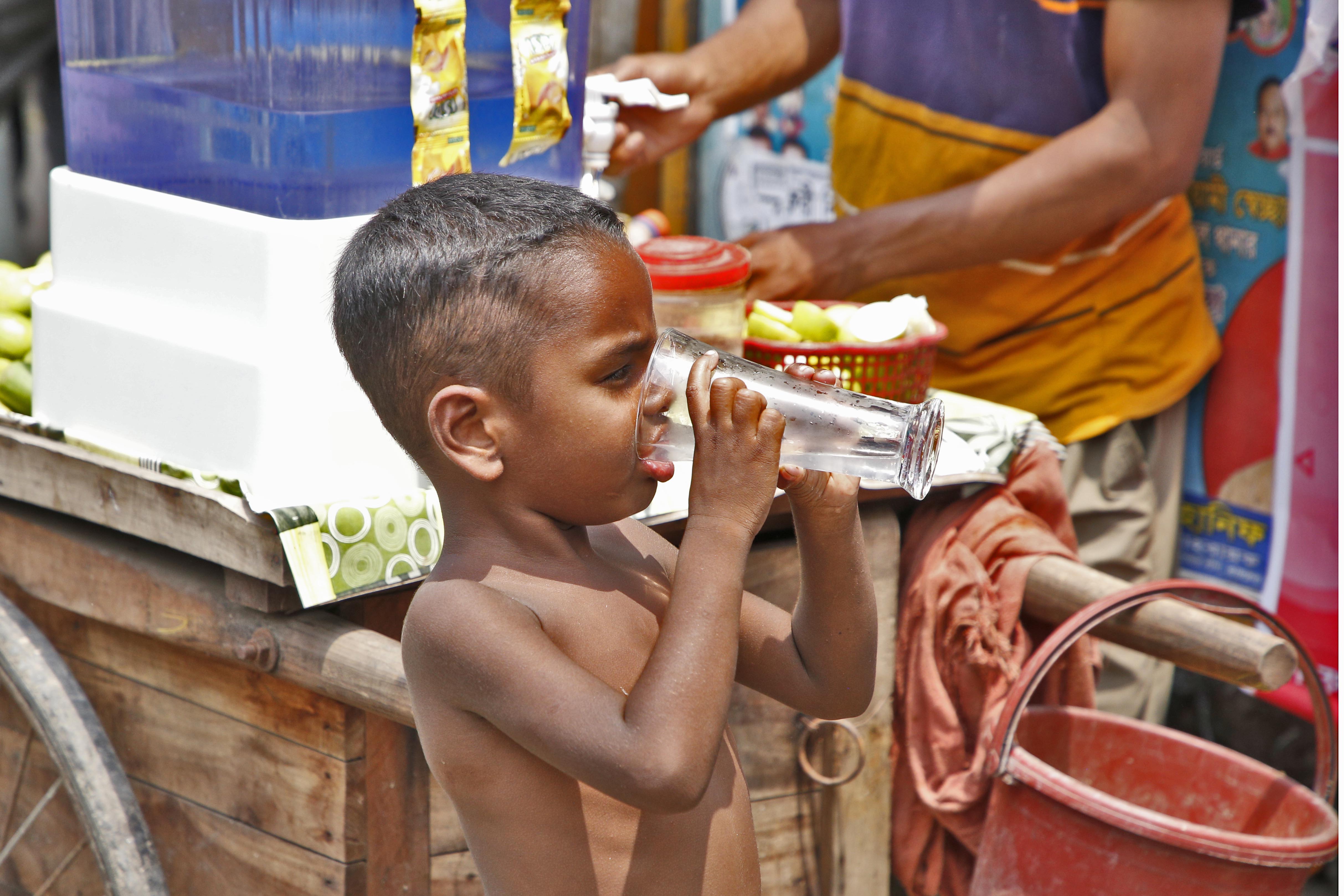 বৃষ্টির সম্ভাবনা কম; বাড়তে পারে তাপমাত্রা