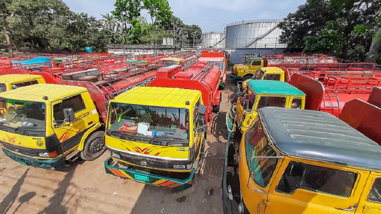 খুলনায় চলছে ২৪ ঘণ্টার ট্যাংকলরি ধর্মঘট