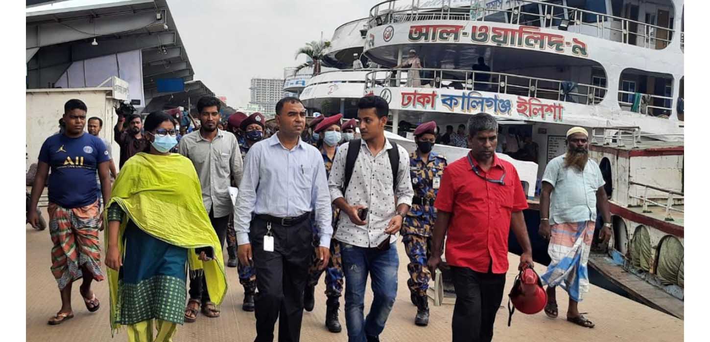 অতিরিক্ত ভাড়া নেওয়ায় তিন লঞ্চকে জরিমানা