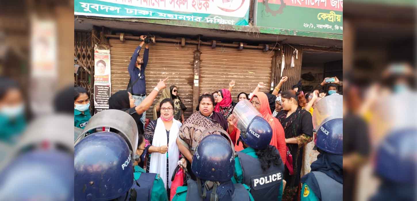 পুলিশি বাধায় পণ্ড মহিলা দলের মিছিল