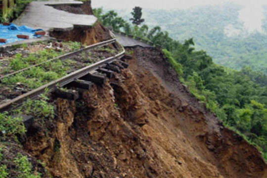 ভারতে ভূমিধসে কমপক্ষে ৮ জনের মৃত্যু