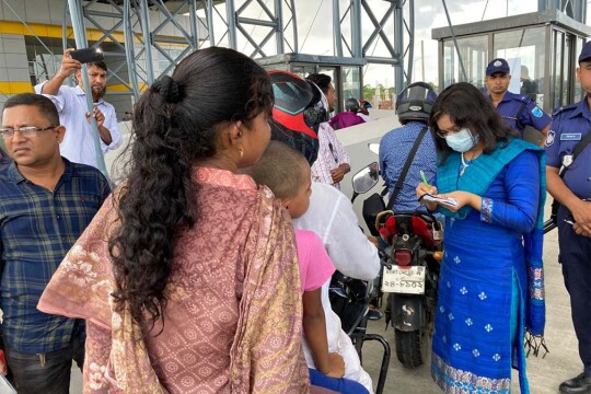 পদ্মা সেতু:  প্রথম দিনেই ভাড়া নিয়ে বাড়াবাড়ি যানবাহনের