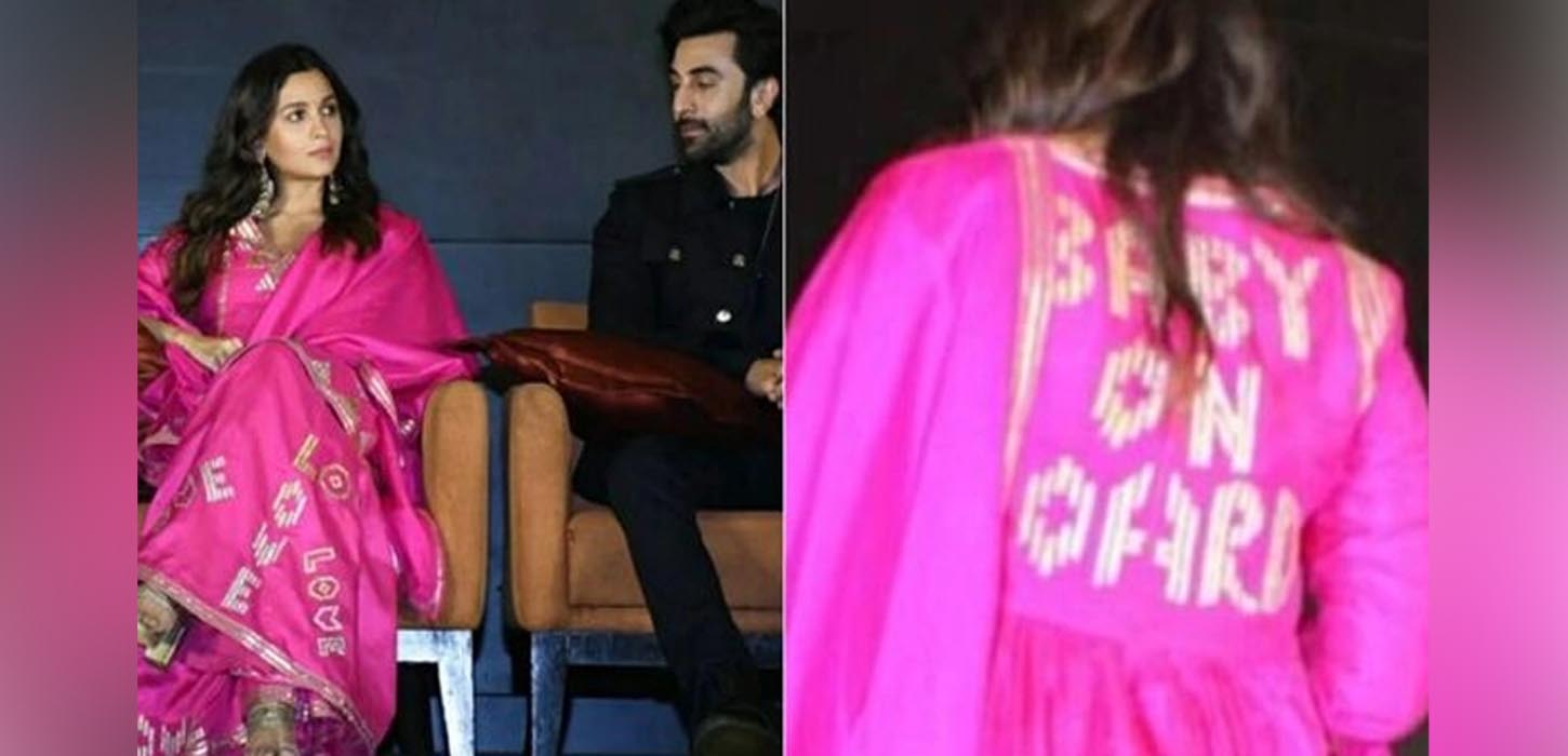 বলিউড নায়িকার পোশাকেও সন্তান আগমনের বার্তা