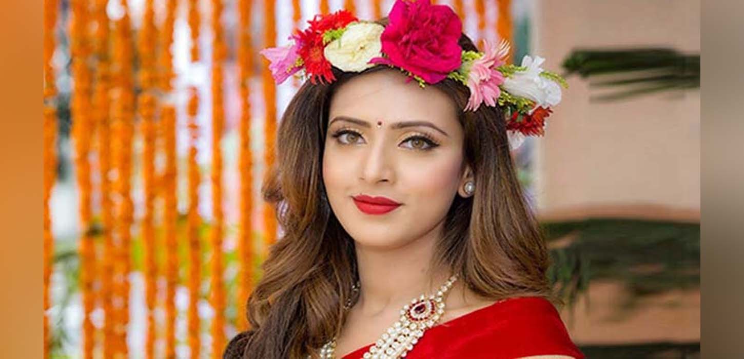 রাত দুপুরে ড্রয়িংরুমে ১৫টি জন্মদিনের কেক দেখে চমকে যান মিম
