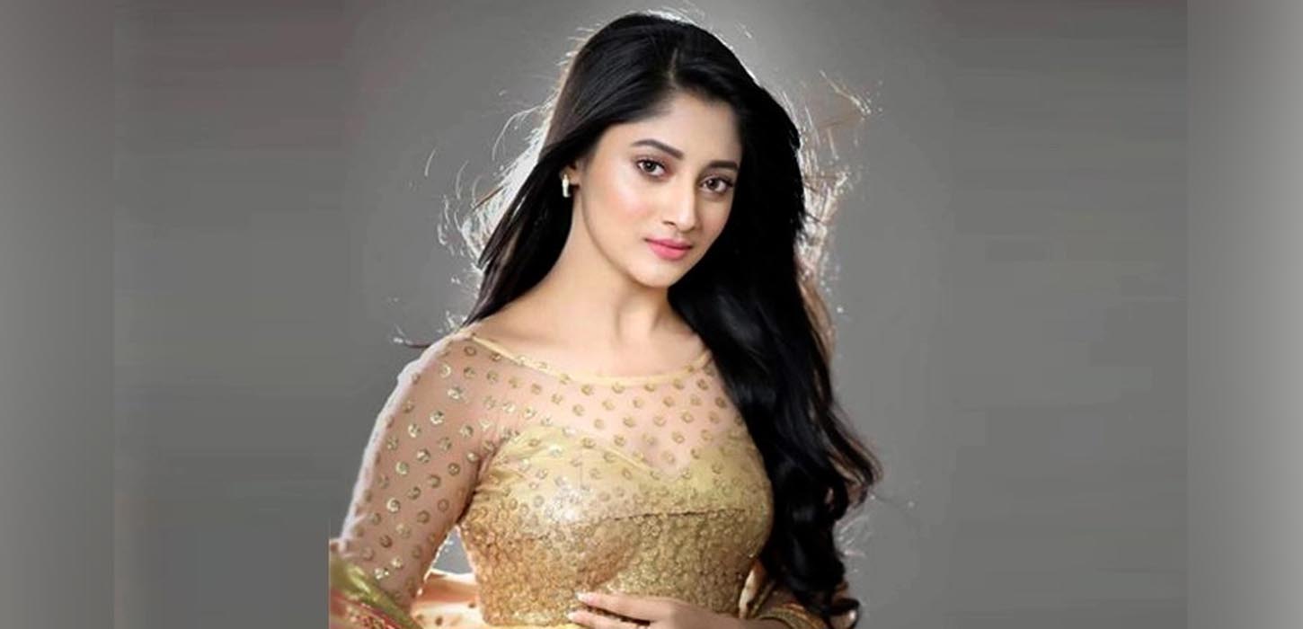 নো মেকআপ লুকে ‘পরী’ রূপে আসছেন পূজা