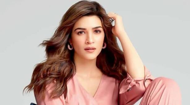 ৫০০ কোটি বাজেটের সিনেমায় মুখ্য চরিত্রে কৃতি স্যানন